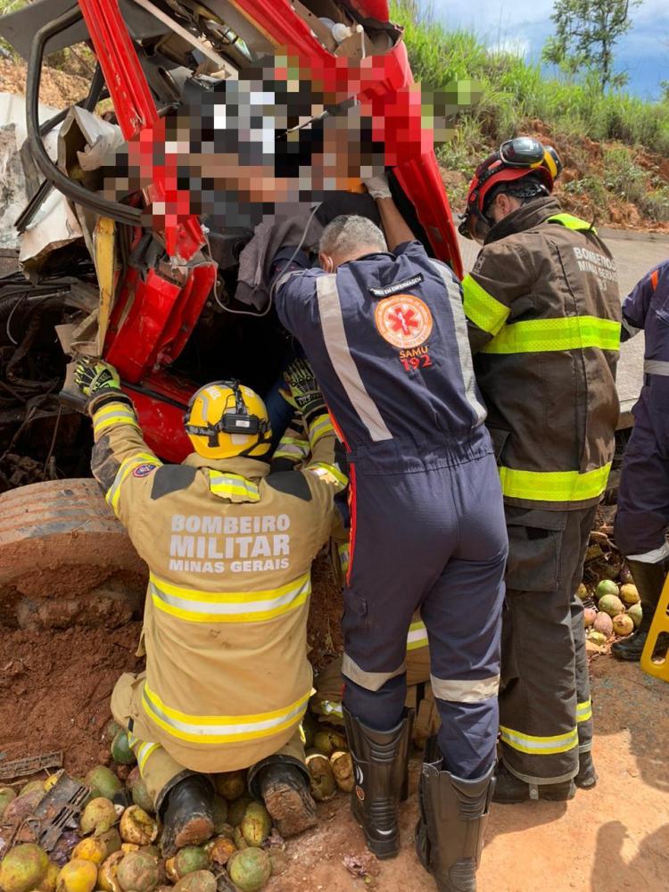 Vítimas foram socorridas pelos bombeiros e Samu — Foto: Corpo de Bombeiros/Divulgação